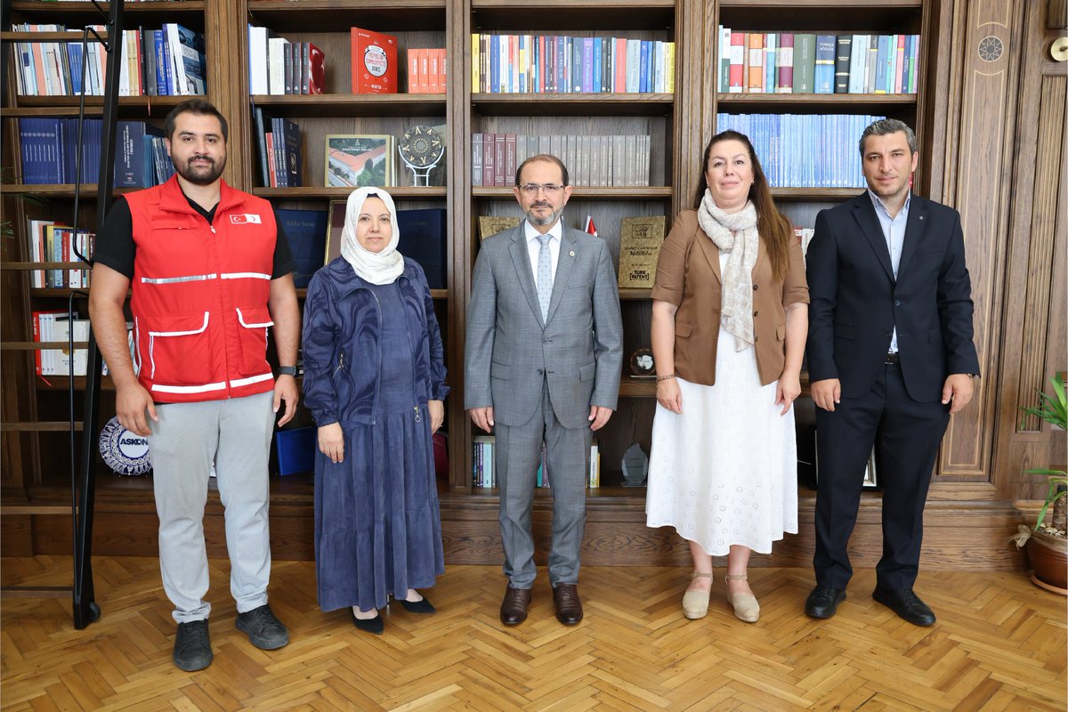 YTÜ’ye Türk Kızılay’dan Kurumsal Kan Bağışçısı Bronz Madalyası!

Türk Kızılay Avrupa Bölge Kan Merkezi Müdürü Dr. Gülhayat Koç Kızanlık ve Kızılay ekibini üniversitemizde ağırladık.

Rektörümüz Prof. Dr. Eyüp Debik’in ev sahipliğinde gerçekleşen görüşmede;
🔹 Öğrencilerimizin kan