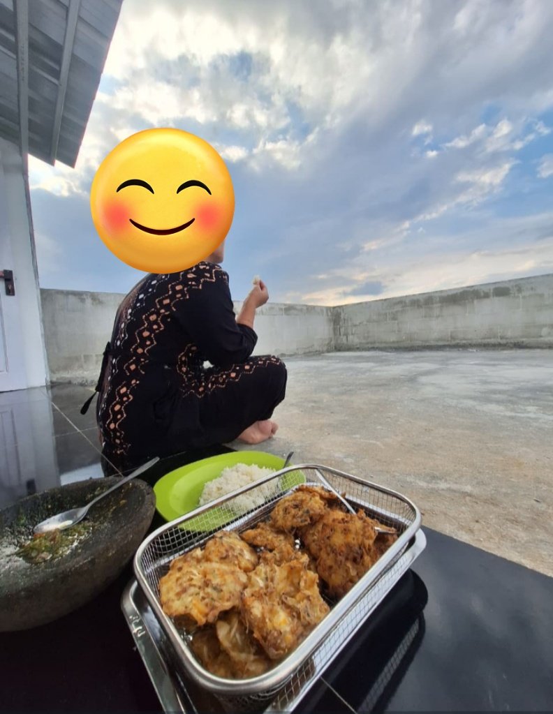 " sorenya aku nemenin tth sayang nongkrong di tempat jemuran mumpung ga ujan ktnya🤭,,,pas banget bangun tidur lapar liat ini masih angat,,,langsng sanguann🍛🤣🤣✌️

Sorenya cerah
Mantap besti,,yg mau gbng pintu g dikunci☕😁