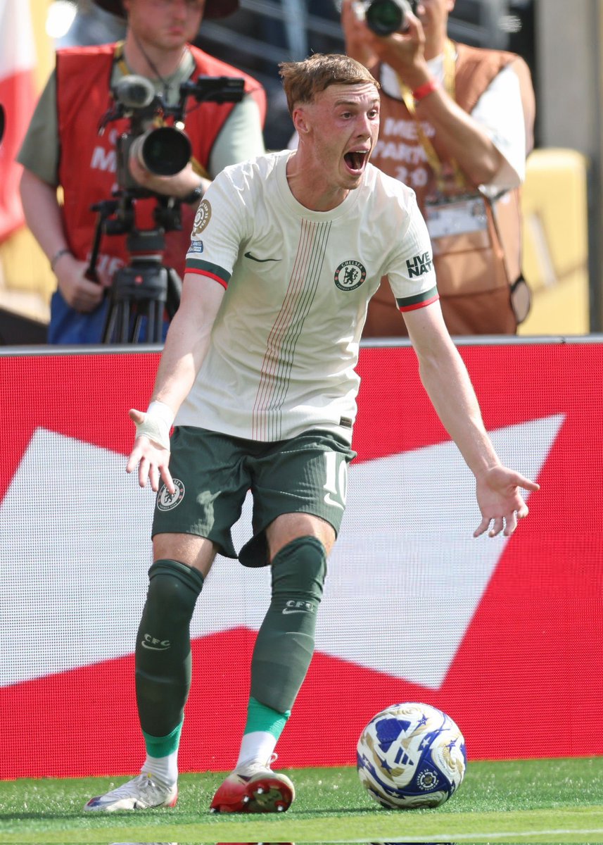 adeoluwa09's tweet image. Jackson frustrated me like this last season 😭😭😭. Baba pass ball naaa abi which kain ogbanje be this. He has starred again. Naaaa,that porcupine needs to leave this club. Now that there is competition,he can't handle it.