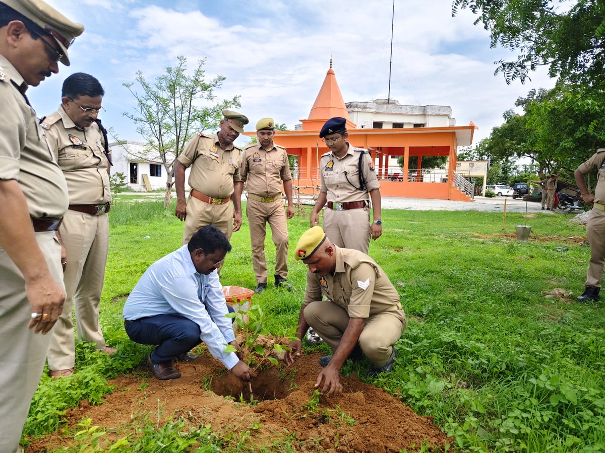 mirzapurpolice's tweet photo. 🌴आइए #एक_पेड़_माँ_के_नाम लगाएं 🌴
#सोमेन_बर्मा #SSP_Mirzapur के निर्देशन में #Addl_SP_Operation &amp; #ADM द्वारा थाना चुनार की पुलिस चौकी सक्तेशगढ़ परिसर में 'वृक्षारोपण महाभियान-2025' के तहत किया गया वृक्षारोपण।
#EkPedMaaKeNaam #UPPolice #Mirzapur https://t.co/hNMZuZOSz5