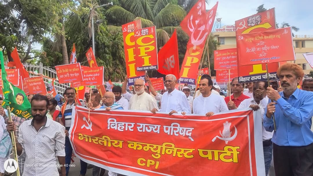 awadheshcpim's tweet photo. एम.एस.पी को कानूनी दर्जा देने, मजदूर विरोधी लेबर कोड को रद्द करने सहित अन्य मांगों को लेकर राष्ट्रव्यापी आम हड़ताल के समर्थन में, चुनाव आयोग द्वारा मतदाता पुनरीक्षण पर तत्काल रोक लगाने की मांग को लेकर प्रदर्शन। 
(📍 इनकम टैक्स चौराहा, पटना) 
 #BiharBandh #9thJulyGeneralStrike https://t.co/wHQ2nEpTjy