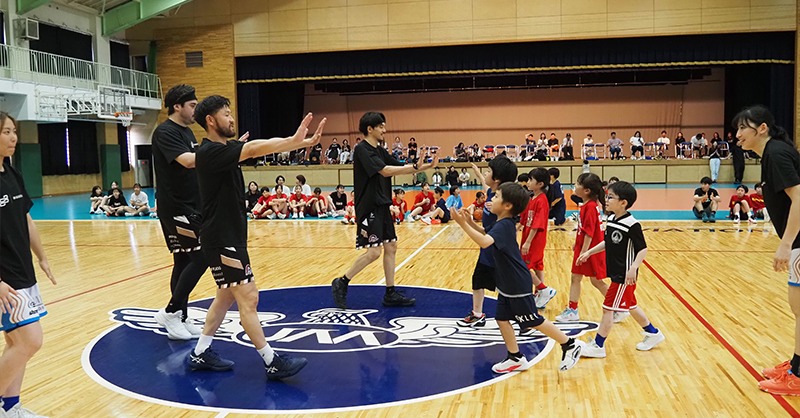 bbking_jp's tweet photo. 🏀レポート🏀
篠山竜青や橋本竜馬らが復興支援活動“88 SMILE in Noto”開催…バスケで被災地に笑顔と希望を届ける
https://t.co/23t5dn41aP
篠山、橋本、湊谷らによる #88Basketball が地震と豪雨に見舞われた能登半島の復興支援活動「88 SMILE in Noto」を開催しました。
#Bリーグ