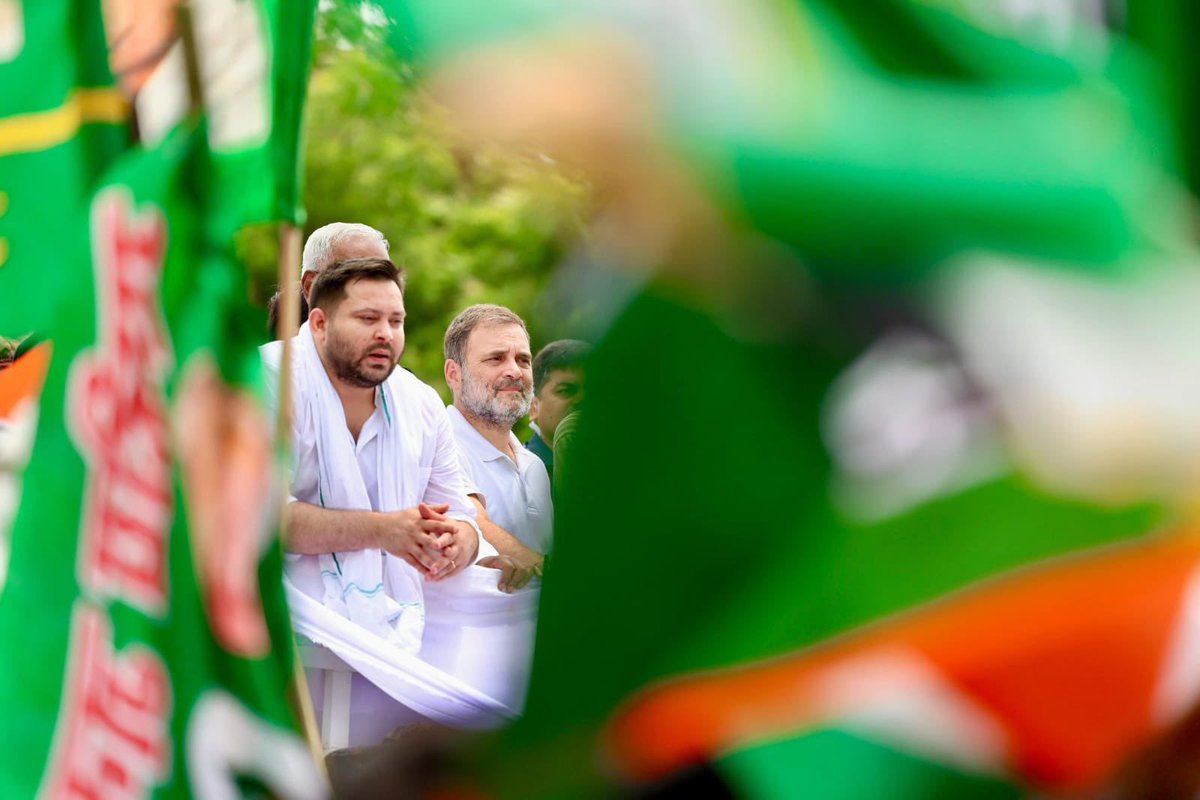 AlokDalitspeaks's tweet photo. “अगर सड़कें खामोश हो जाएं तो संसद आवारा हो जाएगी।” — डॉ. राम मनोहर लोहिया आज पटना की सड़क पे जननायक राहुल गांधी जी के साथ सभी इंडिया गठबंधन के नेता!
#Namibia #indigoflight #SiddhantChaturvedi #ImplementBiharCasteCensus https://t.co/l13MZ1Jqz8