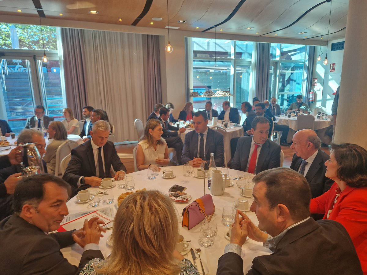 Consejería de Hacienda, Justicia y A. Europeos (@hacienda_ast) on Twitter photo El consejero <a href="/gpelaezalvarez/">Guillermo Peláez</a> ha asistido esta mañana al encuentro ℰ𝒸𝑜𝓃𝑜𝓂í𝒶 𝑒𝓃 𝒹𝒾á𝓁𝑜𝑔𝑜 𝒸𝑜𝓃 𝒢𝑜𝓃𝓏𝒶𝓁𝑜 𝒢𝑜𝓇𝓉á𝓏𝒶𝓇 organizado por <a href="/caixabank/">CaixaBank</a> y el diario <a href="/elcomerciodigit/">EL COMERCIO</a> en Gijón. El consejero <a href="/gpelaezalvarez/">Guillermo Peláez</a> ha asistido esta mañana al encuentro ℰ𝒸𝑜𝓃𝑜𝓂í𝒶 𝑒𝓃 𝒹𝒾á𝓁𝑜𝑔𝑜 𝒸𝑜𝓃 𝒢𝑜𝓃𝓏𝒶𝓁𝑜 𝒢𝑜𝓇𝓉á𝓏𝒶𝓇 organizado por <a href="/caixabank/">CaixaBank</a> y el diario <a href="/elcomerciodigit/">EL COMERCIO</a> en Gijón.