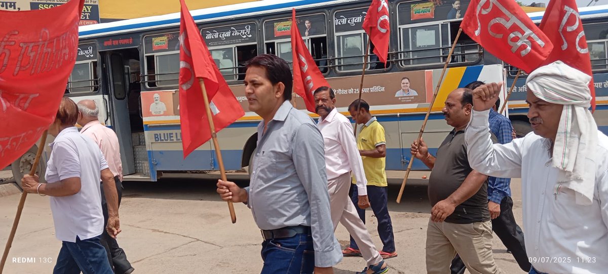 KeshavKumarVyas's tweet image. 9 जुलाई राष्ट्रीय #हड़ताल के समर्थन मे अलवर मे श्रमिकों ने मुख्य मार्गो पर रैली निकाली एवं प्रदर्शन कर जिलाधिकारी को @PMOIndia के नाम ज्ञापन सौंपा।
#GeneralStrike2025
#ScrapLabourCodes 
@ilo 
@LabourMinistry