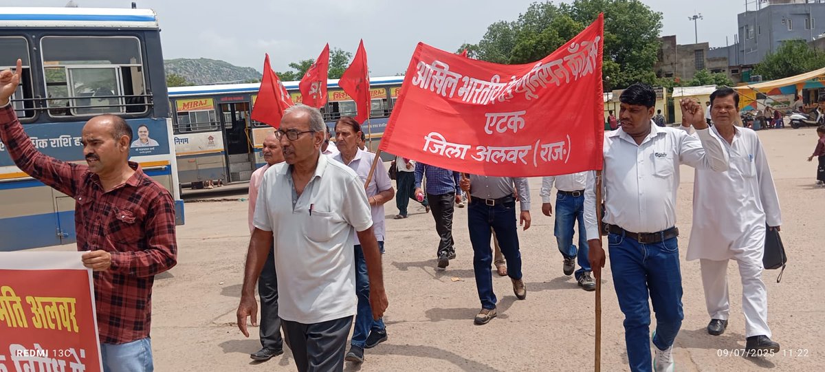 KeshavKumarVyas's tweet image. 9 जुलाई राष्ट्रीय #हड़ताल के समर्थन मे अलवर मे श्रमिकों ने मुख्य मार्गो पर रैली निकाली एवं प्रदर्शन कर जिलाधिकारी को @PMOIndia के नाम ज्ञापन सौंपा।
#GeneralStrike2025
#ScrapLabourCodes 
@ilo 
@LabourMinistry