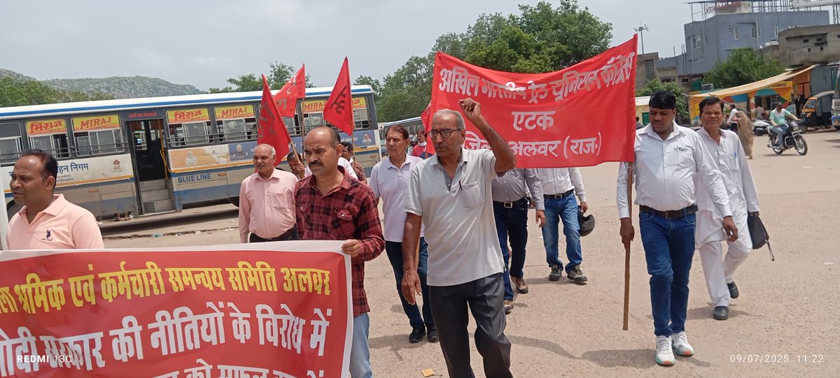 KeshavKumarVyas's tweet image. 9 जुलाई राष्ट्रीय #हड़ताल के समर्थन मे अलवर मे श्रमिकों ने मुख्य मार्गो पर रैली निकाली एवं प्रदर्शन कर जिलाधिकारी को @PMOIndia के नाम ज्ञापन सौंपा।
#GeneralStrike2025
#ScrapLabourCodes 
@ilo 
@LabourMinistry