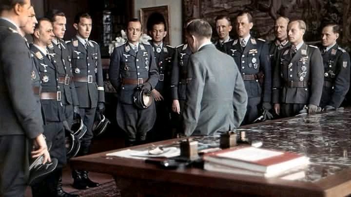 Adolf Hitler, Luftwaffe pilotları ile sohbet ediyor.

Deutschland, Nisan 1944
