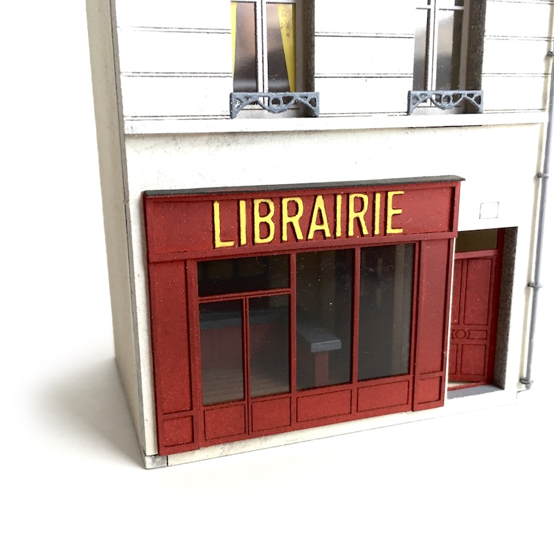 Nouveauté de l’été, la librairie [ABF-039]. Il en diffère par une décoration plus travaillée. Ce modèle est une version de fond de décor. Modèle en kit à peindre et à monter à l’échelle Ho – 1/87 en carton découpé au laser. Disponible chez axelsbazar.com
