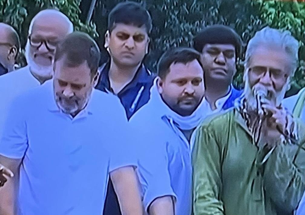 लोकसभा में विपक्ष के नेता Rahul Gandhi ने आज 'बिहार बंद' के दौरान पटना में कहा: महाराष्ट्र में जनादेश छीना, अब बिहार में मताधिकार छीनना चाहते हैं! तरीका नया, साज़िश पुरानी! 
(चित्र सौजन्य: सोशल मीडिया)