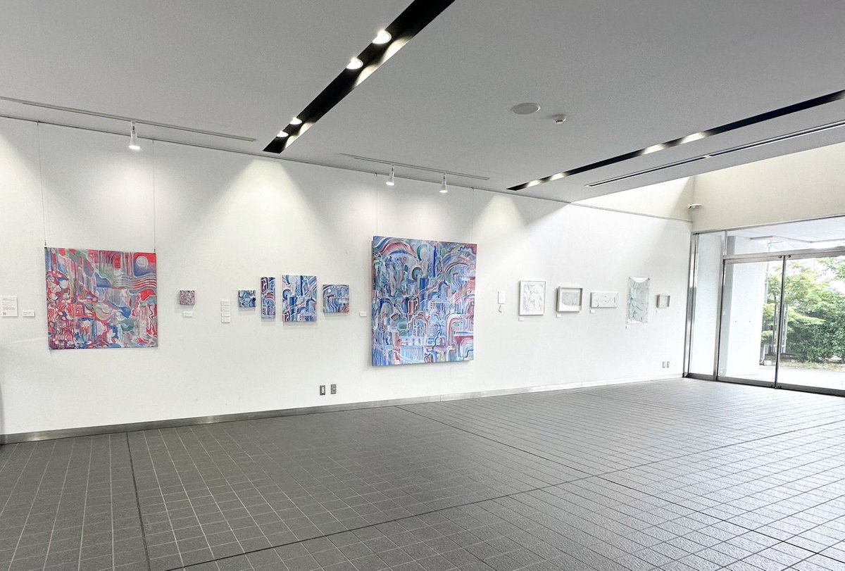 🌊嵯峨美術大学 玄関ホールにて展示中です

メインビジュアル諸々のデザインを担当しました。
今回の展示のテーマである、インクジェット印刷の「インクを吹き付けて印刷する」という方式をイメージしています。