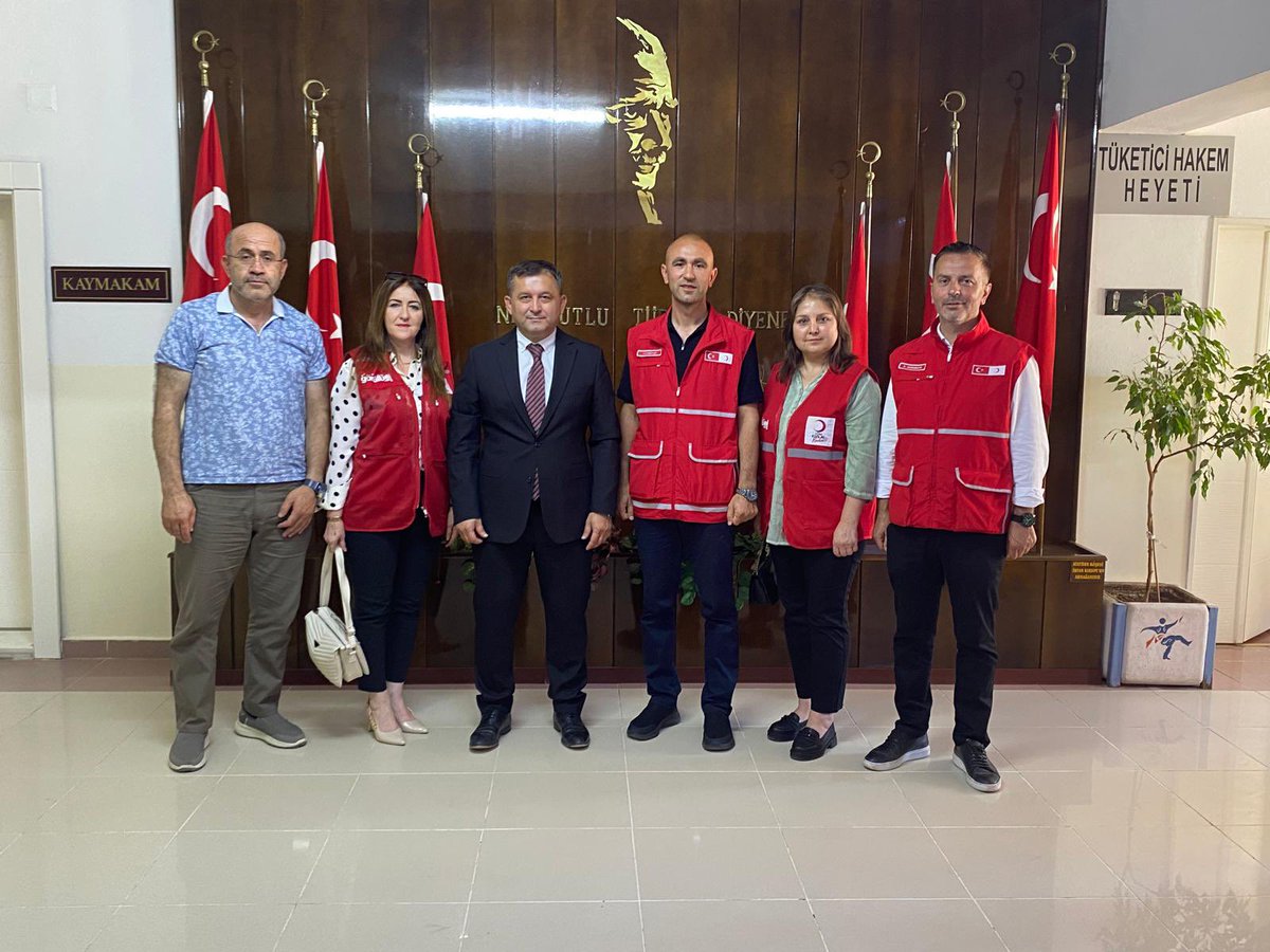 Cumhurbaşkanlığı Kararnamesi ile İlçemiz Kaymakamlığına atanan ve görevine başlayan Kaymakamımız Sn. Hakan Yavuz ERDOĞAN Bey’e Yönetim Kurulu üyelerimiz ile birlikte hayırlı olsun ziyaretinde bulunduk.#kızılay