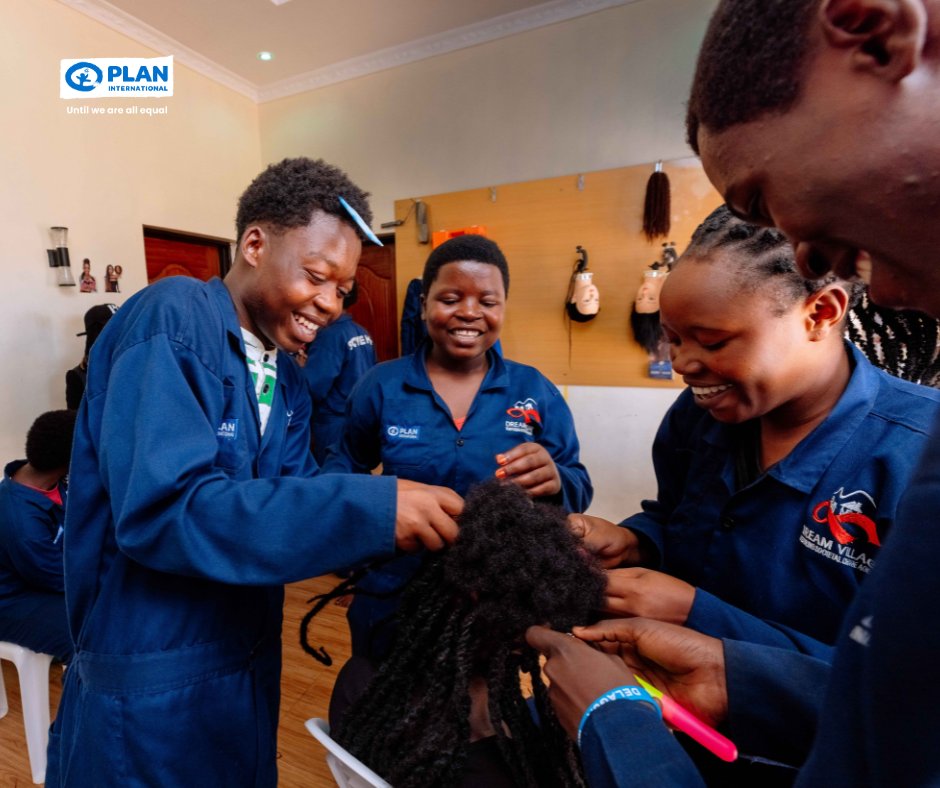PlanRwanda's tweet image. Young people can be a powerful force for development. When equipped with the right knowledge, skills, and opportunities, they thrive and drive positive change. That’s what @PlanRwanda and @dreamvillage6 are championing through the SOYEE (Skills and Opportunities for Youth…