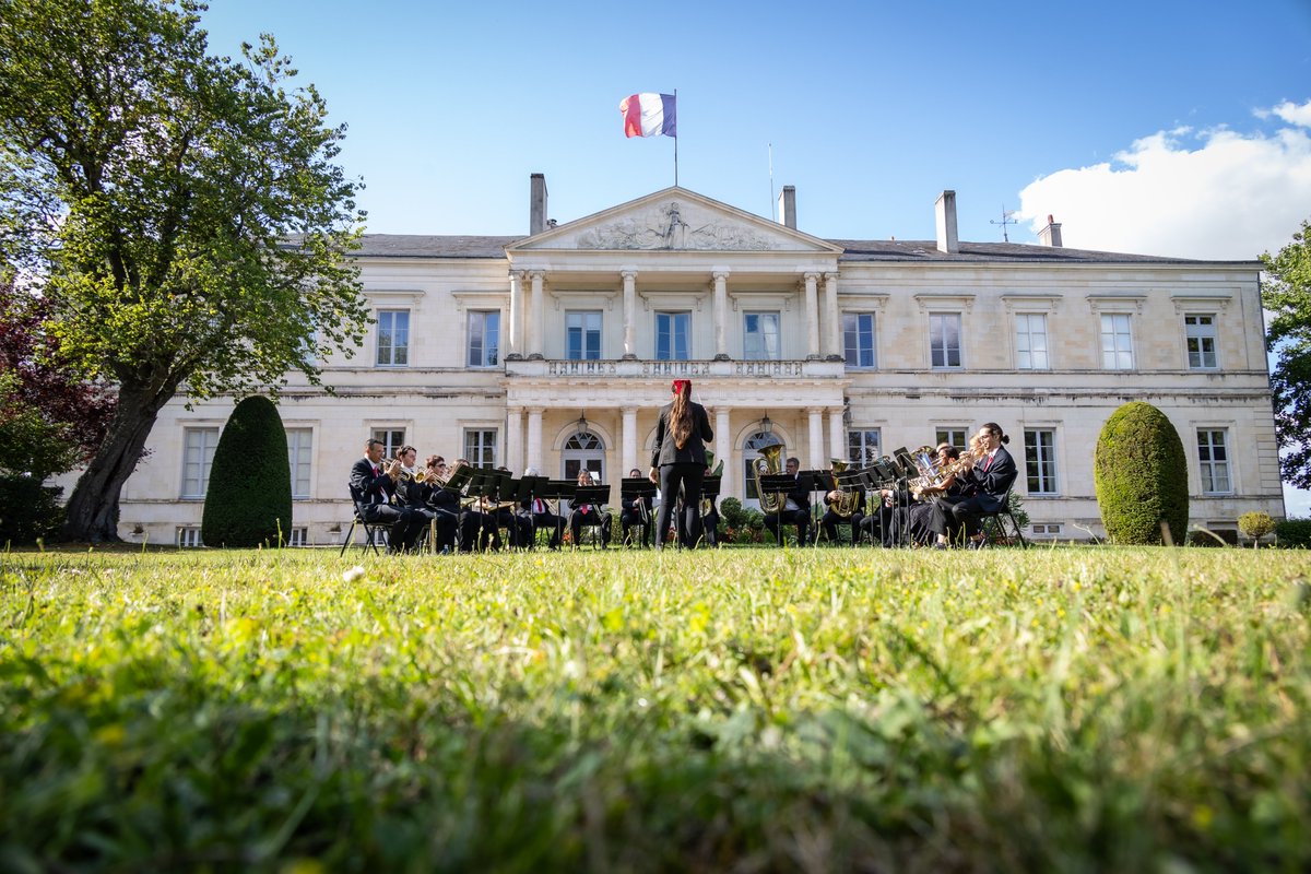 🎖️ Remise des médailles d’honneur aux musiciens de l’Indre.
🎶 À Châteauroux, les fanfares font vivre nos villages, créent du lien et incarnent le vivre-ensemble.
👏 Bravo aux récipiendaires !
#Indre #Culture #Fanfare #VieLocale #Châteauroux