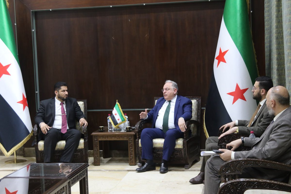 SyrMOfF's tweet image. السيد وزير المالية "محمد يسر برنية" يبحث مع محافظ إدلب الأستاذ "محمد عبد الرحمن" تحديات تحسين الخدمات في المحافظة وآلية المساعدة، وأكد وزير المالية خلال اجتماعهما في دمشق على زيارة المحافظة قريباً، ولقاء رجال الأعمال والصناعيين والتجار والتعرف على همومهم ومتطلباتهم
#وزارة_المالية