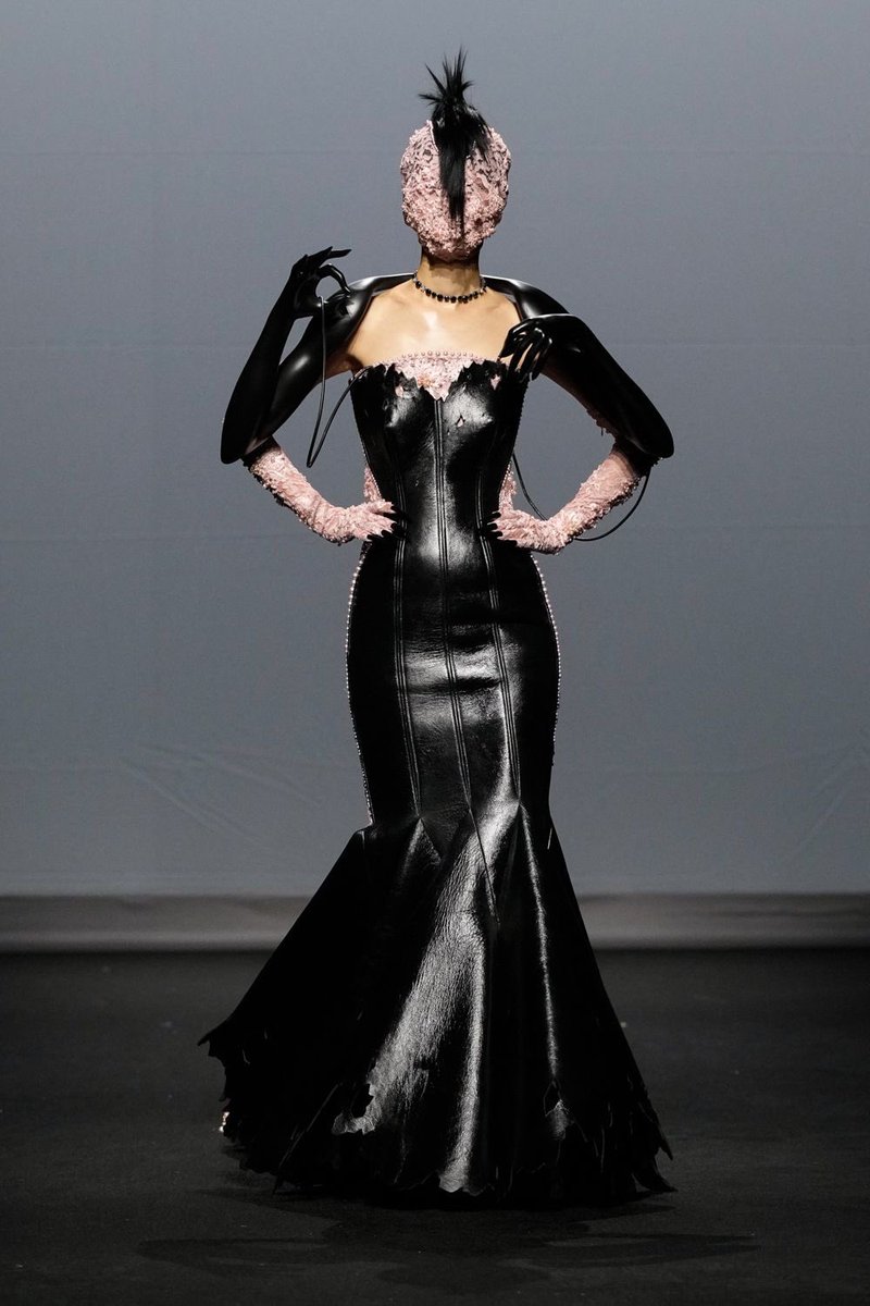 Dare I say Robert Wun is the best “new” couturier? He has been consistenly hitting the mark and giving us elaborate, creative and thoughtful Couture collections. Top of the class!!