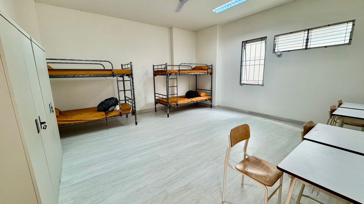 Uki23's tweet photo. Inilah wajah Sekolah Rakyat yang persis pada hari ini dibuka oleh Pemerintah. Sekolah rakyat ditujukan untuk anak-anak yang berasal dari keluarga tergolong miskin, terutama miskin ekstrem yang ketika sudah digratiskan pun sekolah, tetap tidak bisa sekolah karena tidak mampu membiayai transportasi, seragam, sepatu, tas, bahkan ballpoint. Memuliakan kaum papa adalah tujuan dari didirikannya sekolah rakyat.