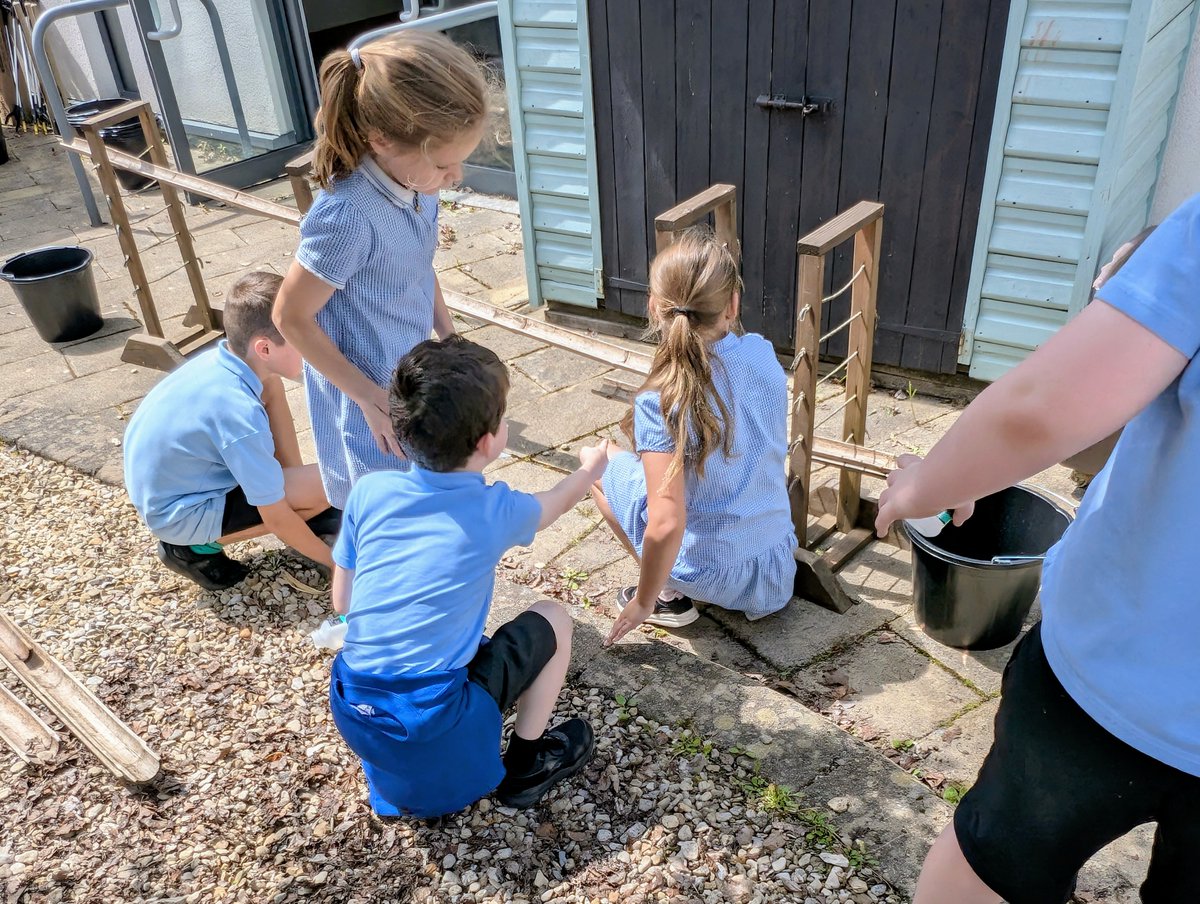 yycribarth_d4's tweet photo. Pupils in @Yycribarth_d3  and D4 have been busy using water to develop their numeracy and problem-solving skills. 
Mae disgyblion Dosbarth 3 a 4 wedi bod yn brysur yn defnyddio dŵr i ddatblygu eu sgiliau rhifedd a datrys problemau. https://t.co/CQ6M6wSmpy