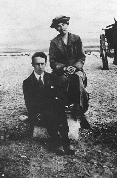 Gertrude Bell
Lakabı: Çöl Kraliçesi
Bugünkü Ortadoğu'nun sınırlarını bizzat çizen kadın..
Meşhur ingiliz casus Edward Lawrance'nin patronu ve hocası.. 
Çöl Kraliçesi filiminde Nicole Kidman'ın canlandırdığı kadın arkeolog ve casus..
#NicoleKidman