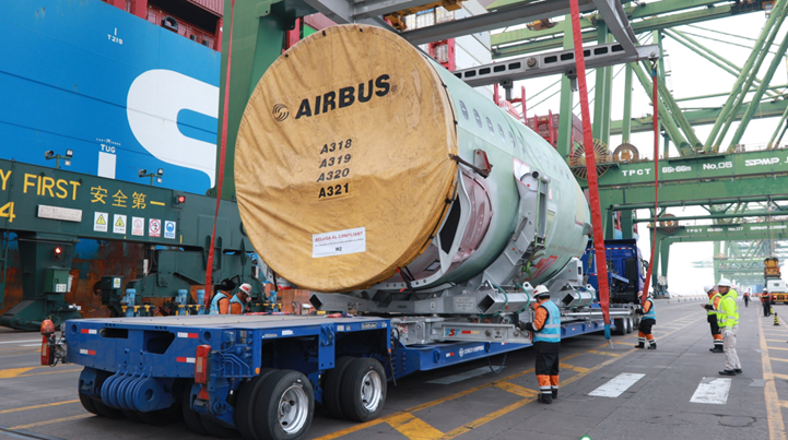 ✈ COSCO SHIPPING signed a logistics service contract with Tianjin Port Free Trade Zone for #Airbus Tianjin’s second A320 assembly line project. Fuselage sections travel over 20,000 km —from Hamburg to Tianjin. The journey takes about 41 days.