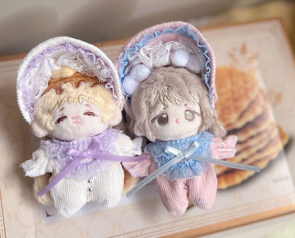 5cm슈트 2종이예요☺️
발쪽 뒷부분에 발바닥무늬의 야광이있어요✨
재고폼에 내일 올리도록할께요🩶