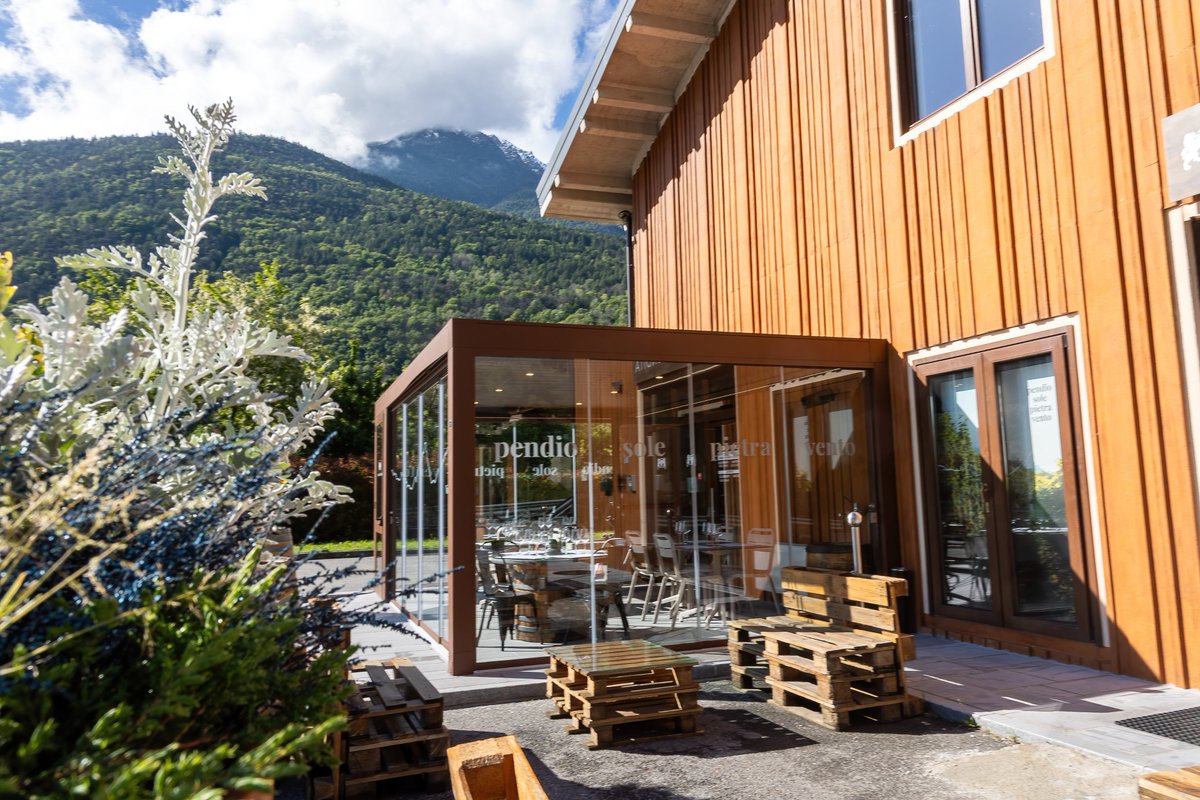 📖Storie di imprenditori rurali
🍷Oggi vi presentiamo il progetto realizzato da #LaCrottadiVegneron che, presso la sede di #Chambave, ha allestito una nuova area esterna dove poter ospitare eventi e degustazioni e accogliere un maggior numero di visitatori durante tutto l'anno!