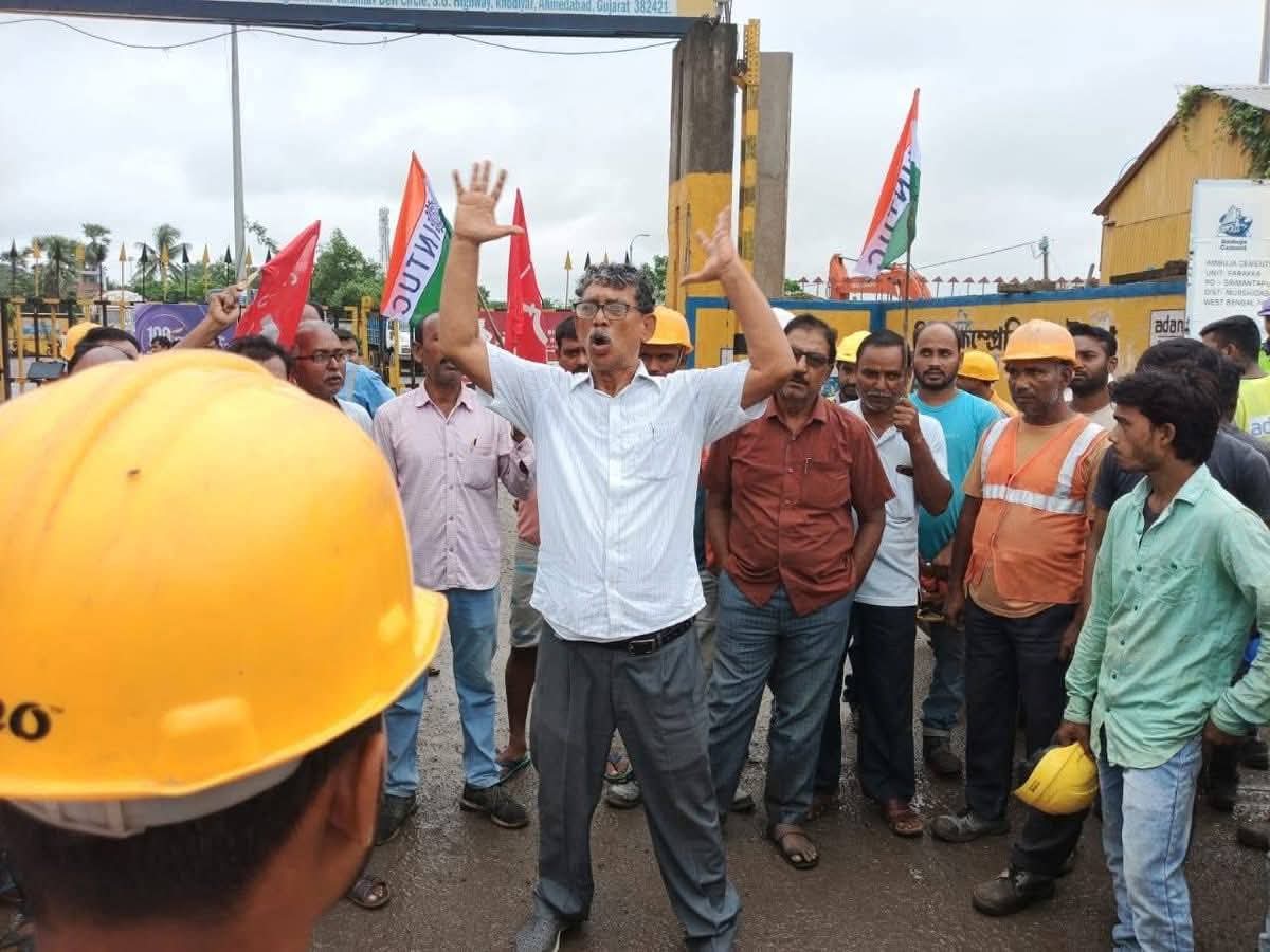 el__fuser's tweet photo. Ambuja Cement Factory in Farakka, West Bengal. ধর্মঘট চলছে।
#9thJulyGeneralStrike https://t.co/Vs2NYKcxE5