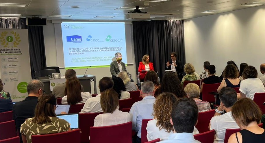 Aprendiendo en el seminario de Inforesidencias.com sobre RRHH en residencias con dos voces de referencia: Lourdes Rivera, presidenta de <a href="/AESTE_oficial/">AESTE</a>, y Antonio Molina Schmid, director general de <a href="/Laresmayores/">Lares</a>. Visiones complementarias desde el ámbito patronal. #Dependencia