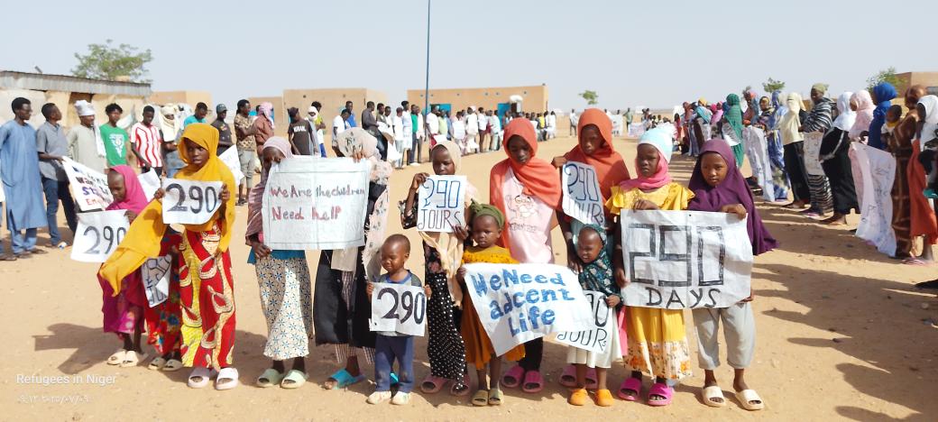 yousef_ism58349's tweet photo. Please support the refugees in the humanitarian center in Agadez, Niger. They are suffering a lot and dying in silence. They do not want to stay here. @EP_President #290days @VAM_2020 @LenaMetlegeDiab @BaobabExp @ellyesse @EU_Commission @lauraboldrini @DavidLammy @RimaHas https://t.co/G1ObNaNd1Q