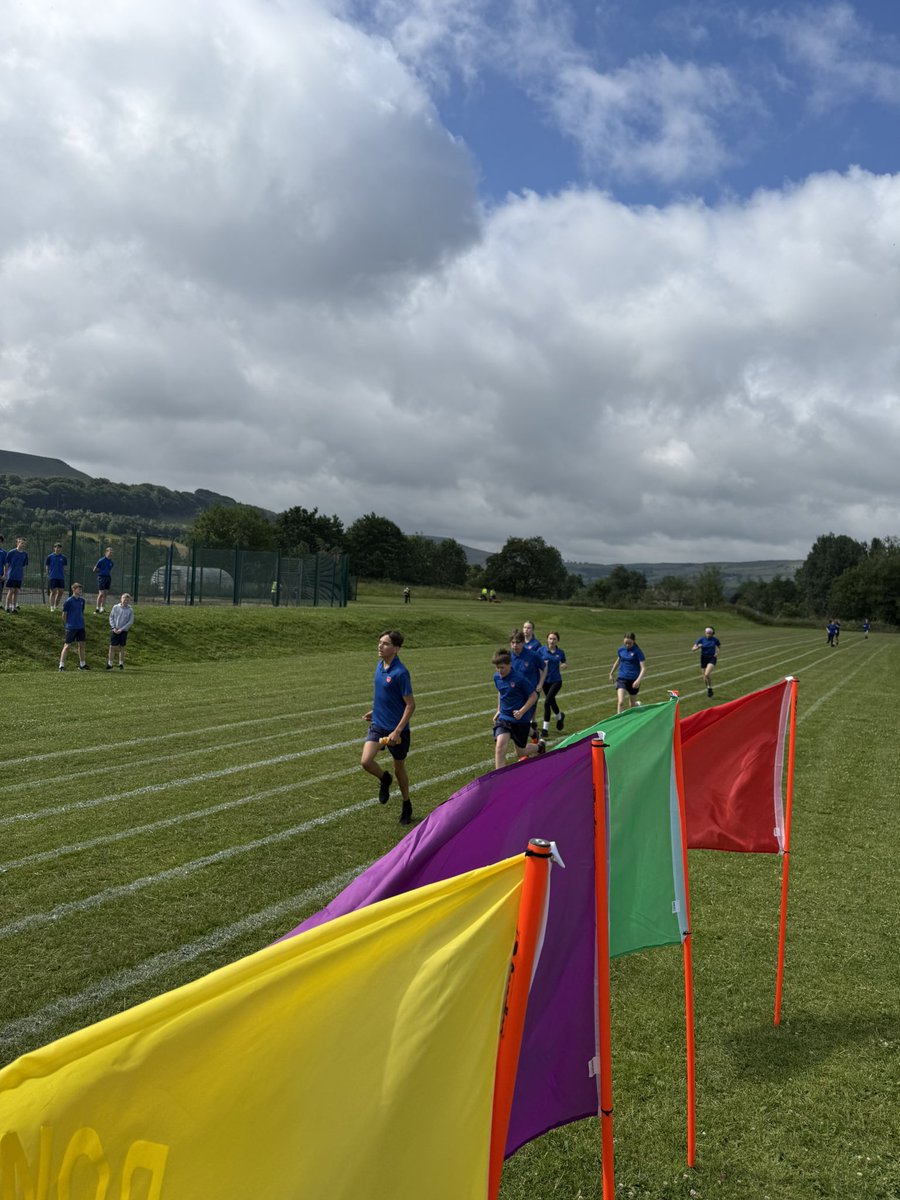 🏃🏻‍♂️ Sports Day is underway with the 1500m event taking place prior to Fridays main event! 

🤩 It’s a strong start for Combs and Kinder as Nathan H and Jess D win for their houses!