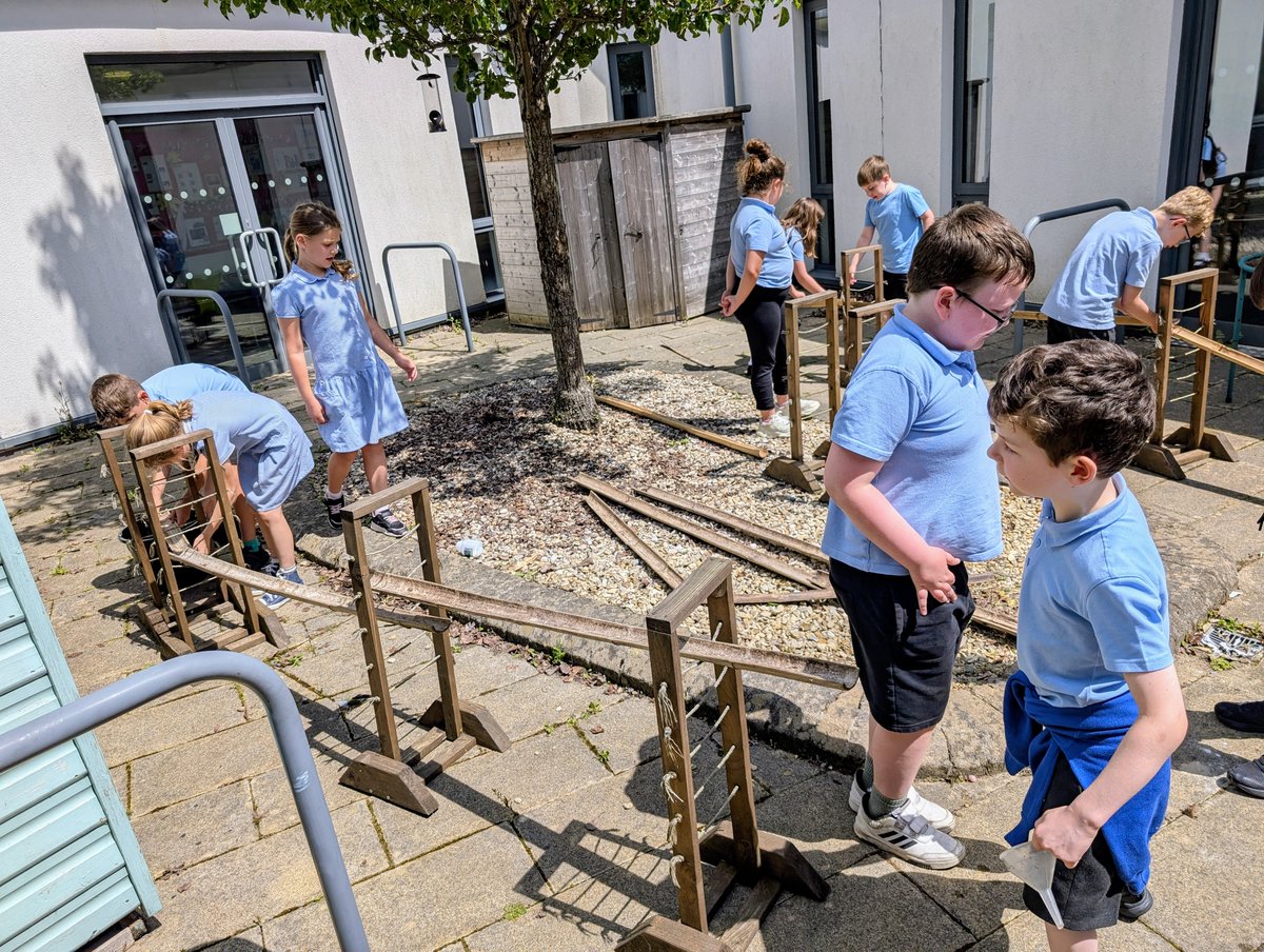 Ysgol y Cribarth D4 (@yycribarth_d4) on Twitter photo Pupils in <a href="/Yycribarth_d3/">Ysgol y Cribarth D3</a> and D4 have been busy using water to develop their numeracy and problem-solving skills.
Mae disgyblion Dosbarth 3 a 4 wedi bod yn brysur yn defnyddio dŵr i ddatblygu eu sgiliau rhifedd a datrys problemau. Pupils in <a href="/Yycribarth_d3/">Ysgol y Cribarth D3</a> and D4 have been busy using water to develop their numeracy and problem-solving skills.
Mae disgyblion Dosbarth 3 a 4 wedi bod yn brysur yn defnyddio dŵr i ddatblygu eu sgiliau rhifedd a datrys problemau.