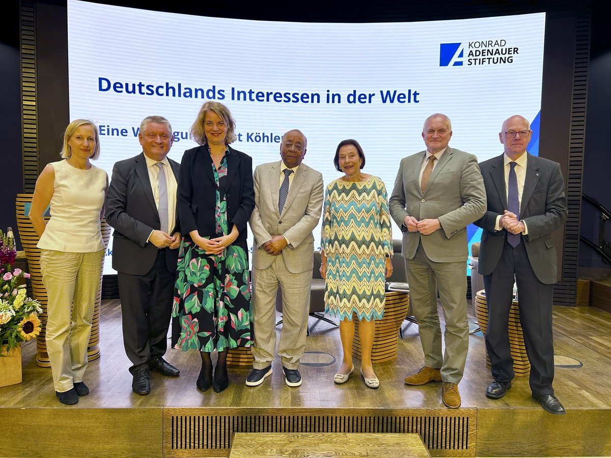 KAS_africa's tweet image. It was a pleasure to host Mo Ibrahim of @Mo_IbrahimFdn yesterday at @KASonline. Together with @groehe @HollsteinM &others, he honored the memory of the late Horst Köhler, President of 🇩🇪, who was a great friend of Africa🌍&a visionary when it came to 🇩🇪's interests in the world.