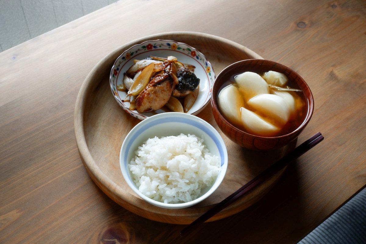 5:45 a.m.
朝の身支度の合間に米を炊き、鰤と玉葱の甘酢炒め、蕪の味噌汁、ついでにお弁当を拵えた
