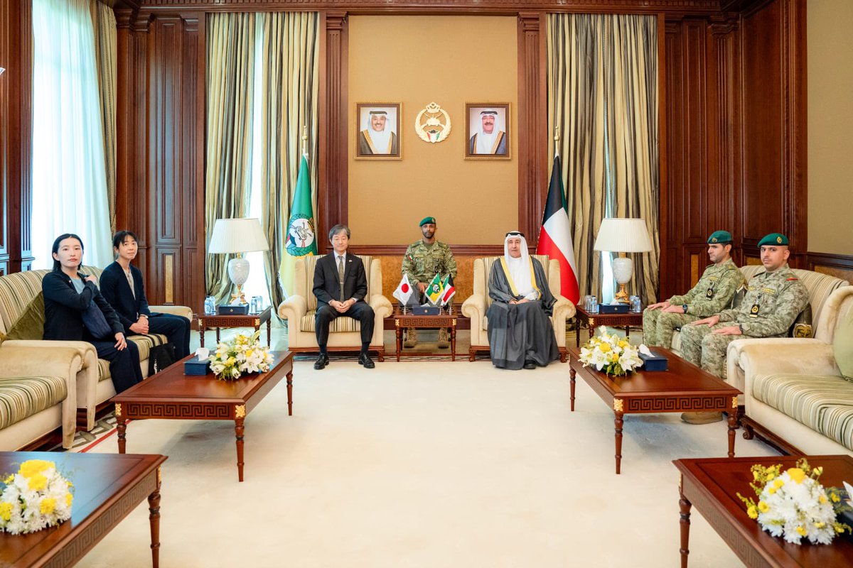 معالي رئيس الحرس الوطني
استقبل سفير اليابان لدى دولة الكويت
 
استقبل معالي الشيخ مبارك حمود الجابر الصباح رئيس الحرس الوطني في ديوانه بالرئاسة العامة للحرس الوطني سعادة سفير دولة اليابان الصديقة لدى دولة الكويت موكاي كينيتشيرو.
 ورحب معالي رئيس الحرس الوطني بالسفير الياباني، وبحث