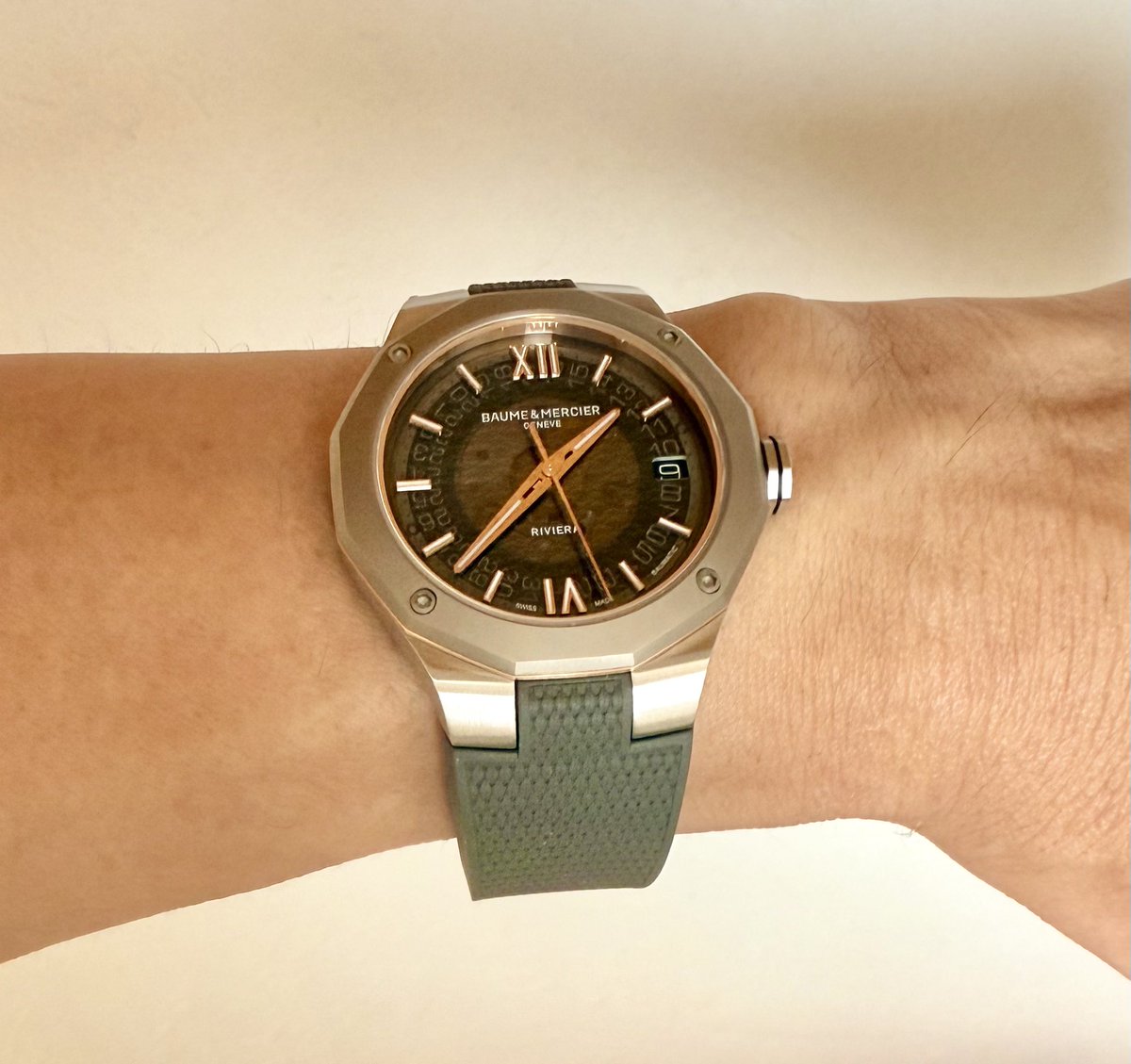今日もリビエラでした。
4〜5日放っておいても精度良く動いているのと、暑っついからラバーベルトで小ぶり(薄めの)やつにしよう、となるとコイツばかりになる(笑)
フォルムがそこそこ個性的なので人に聞かれることも多いのですが、ボーム&amp;メルシエといっても誰も知らないのがまた私的にはツボな次第。