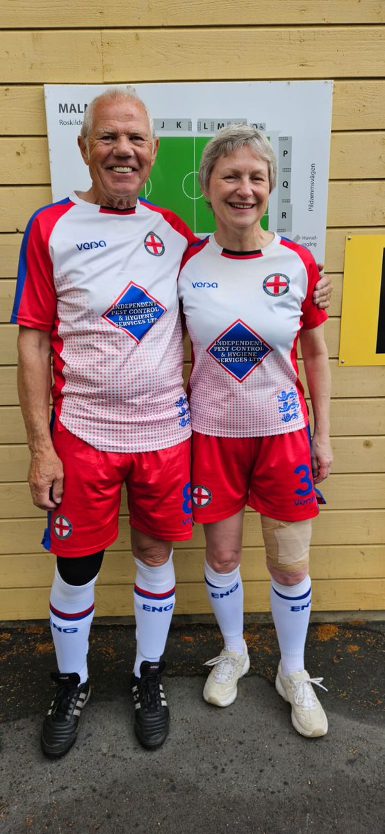 It wasn't to be this time for England Over 75s at <a href="/TheIwff/">The IWFF</a> World Championships. We're so proud of our own Steven, though, pictured here with Debbie, who is a World Champion! Two Strays' players representing England with distinction!👏🏴󠁧󠁢󠁥󠁮󠁧󠁿