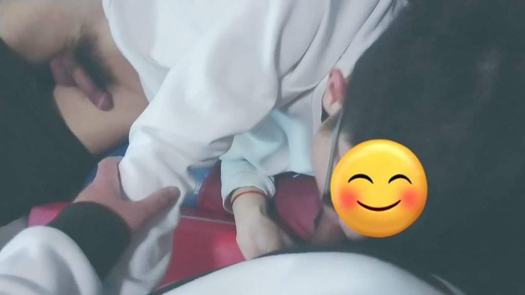 一次过年期间，跟高三弟弟在网吧包间玩游戏。