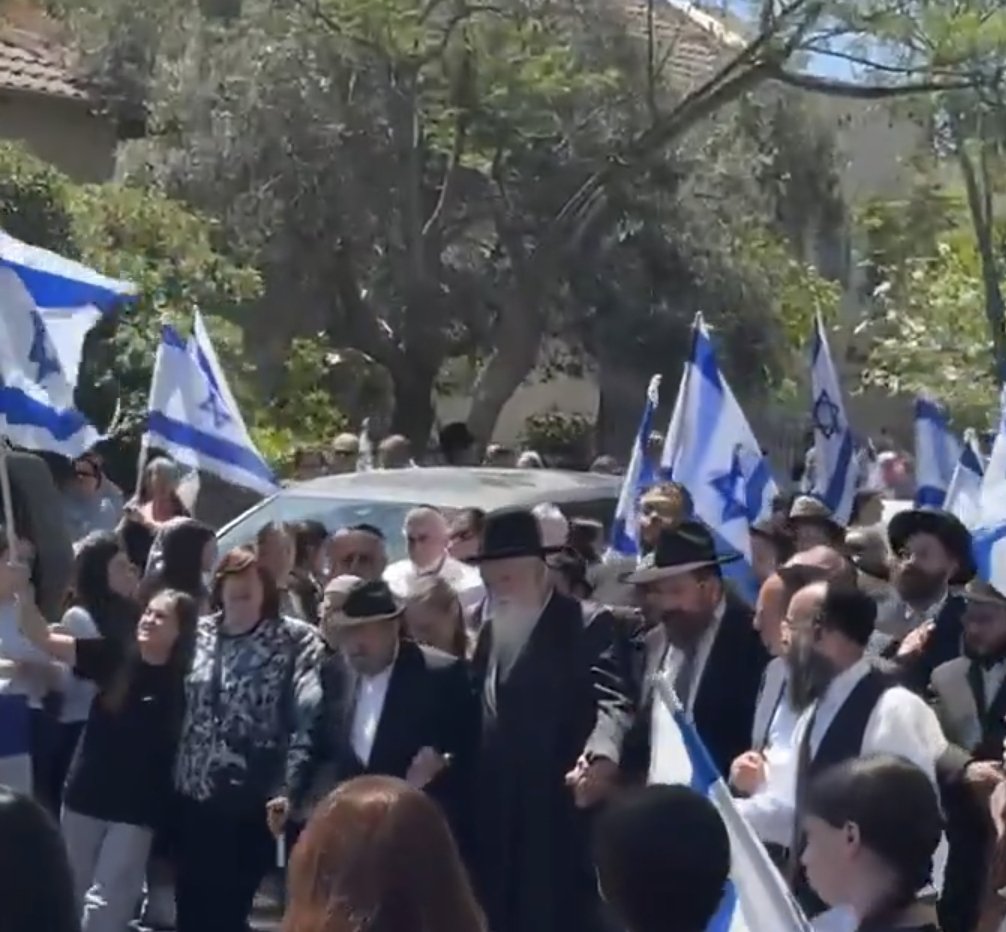 התמונה הזו ממסע ההלוויה קורע הלב של הגיבור משה נול הי"ד,
של האבא בן ה 86 שבחר ללכת על רגליו בשירת אני מאמין,
בדרכו האחרונה של בנו,
של דגלי ישראל וחיילים צועדים יחד עם תושבי השכונה החרדים בבית שמש,
היא פשוט רגע מיוחד ונשגב 
בעם ישראל.