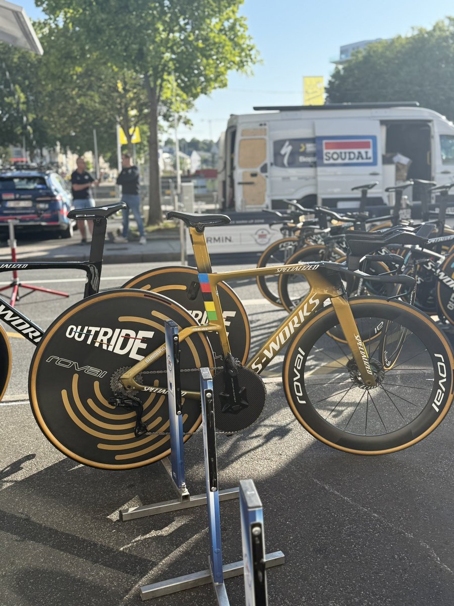 Having a gold TT bike with rainbow stripes 🌈 tells a lot about a riders capabilities in the fight against the clock, let’s see if Remco can live up to his role as a favourite on today’s ITT ⏱️💛 #TDF2025