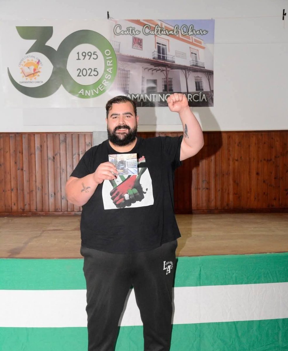 Hoy cumplo 35 veranos a vuestro lado, en este mundo, y aquí seguimos con la tarea de seguir luchando con todas nuestras fuerzas por hacer un mañana mejor. Pese a las dificultades y las injusticias, aquí estamos en pie, con alegría y esperanza.