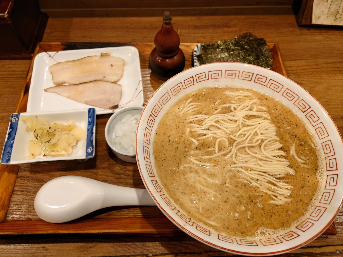 kasane_sr's tweet image. 芝大門の中華そば店「奥倫道」。鯖や秋刀魚などをベースにした炭火焼濃厚中華そばです。初めて伺ったのですが、びっくりするほど美味しかったです。特にスープ、鯖の風味とクリーミーさが融合して絶品でした。次は秋刀魚に挑戦します。