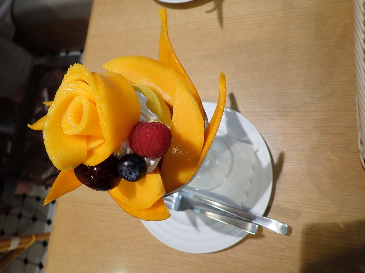 リーベル東京
国産マンゴーパフェ
一年ぶりのリーベルのマンゴーパフェ。
美味しかったです。
入荷した桃のが駄目で、桃メニューが無くなっていました。でも、食べていた人がいたのは何故でしょう？？予約出来るの？？