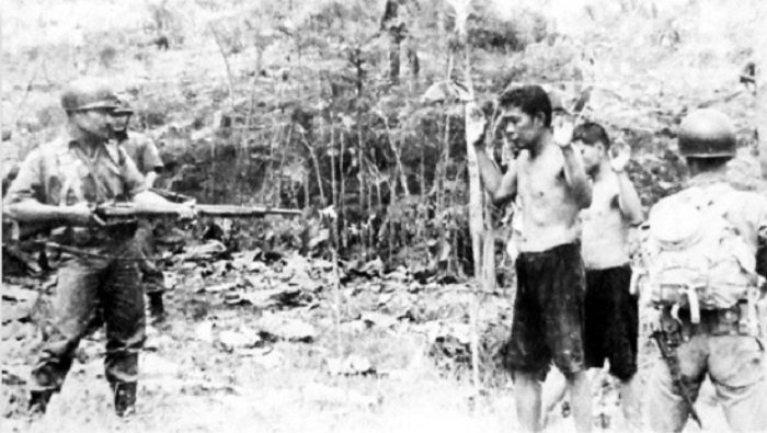 El exterminio olvidado : En octubre de 1965 se inició en Indonesia una masacre masiva de proporciones genocidas. las fuerzas militares, emprendieron la eliminación sistemática del partido comunista indonesio:  fueron exterminados por centenares de miles.
