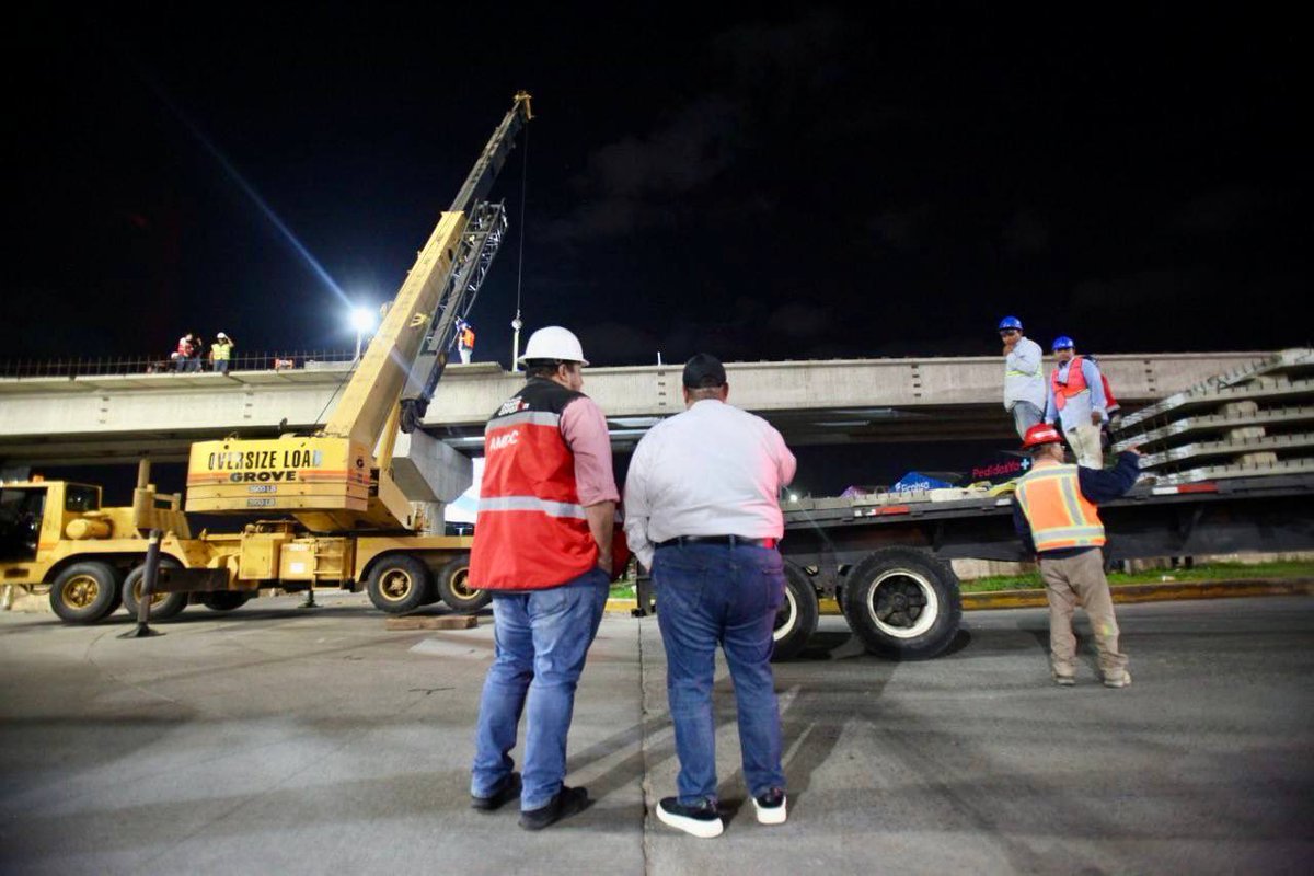 Esta noche supervisamos la instalación de las últimas prelosas en el paso elevado sobre el bulevar Juan Pablo II. 🚧👷🏼‍♂

Este megaproyecto, con 85% de avance, será un gran alivio vial para las y los capitalinos que transitan por esta zona cercana al Centro Cívico