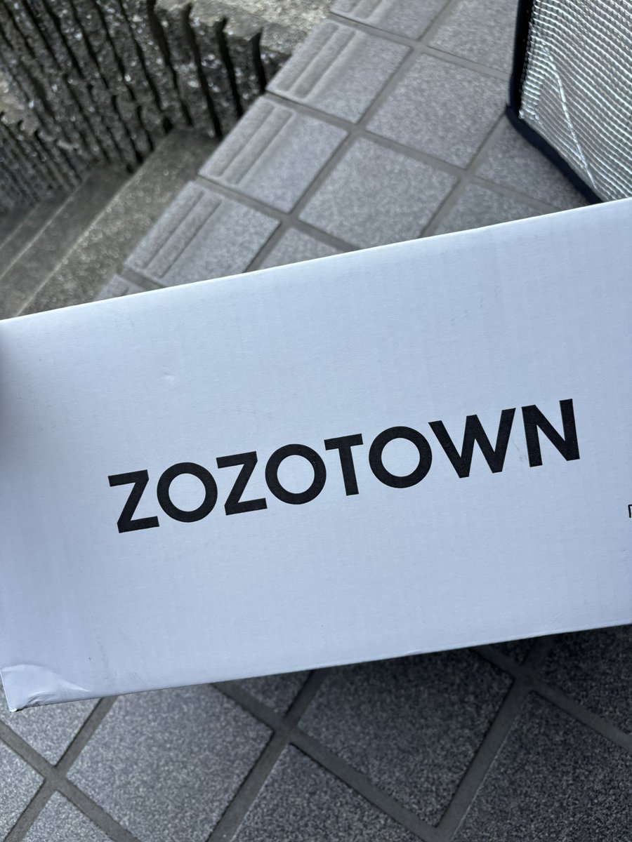 また白い箱で届いた☺️
１０万円分のポイント当たったら何の服買おっかなーとか考えると楽しい。🤭

#ZOZOSALE箱CP