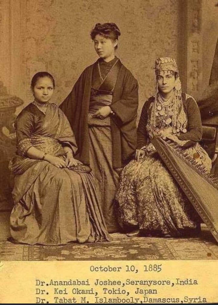Cada una de las mujeres que aparecen en esta fotografía de 1885 fueron las primeras doctoras licenciadas en sus respectivos países (India, Japón y Siria).
#Curiosidades