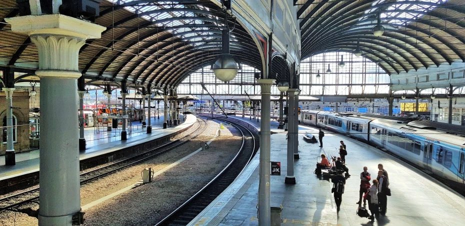 boys_nicholas's tweet photo. There’s a glorious curvaceous grandeur to Victorian railway architecture. I love the sinuous bends of those northern English stations whose geography prevents them from being termini but who nevertheless try to give themselves the airs of one. None is greater than Newcastle…. https://t.co/iHF7o89fEu