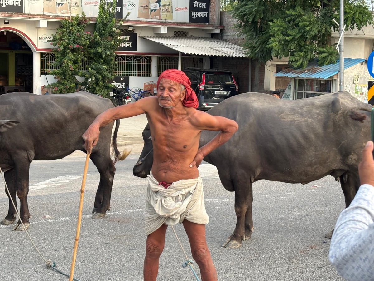 देश में चक्का जाम सफल हो या न हो लेकिन ये वाले काका जरूर सेलिब्रिटी बन जाएंगे।

#चक्का_जाम
#भारत_बंद