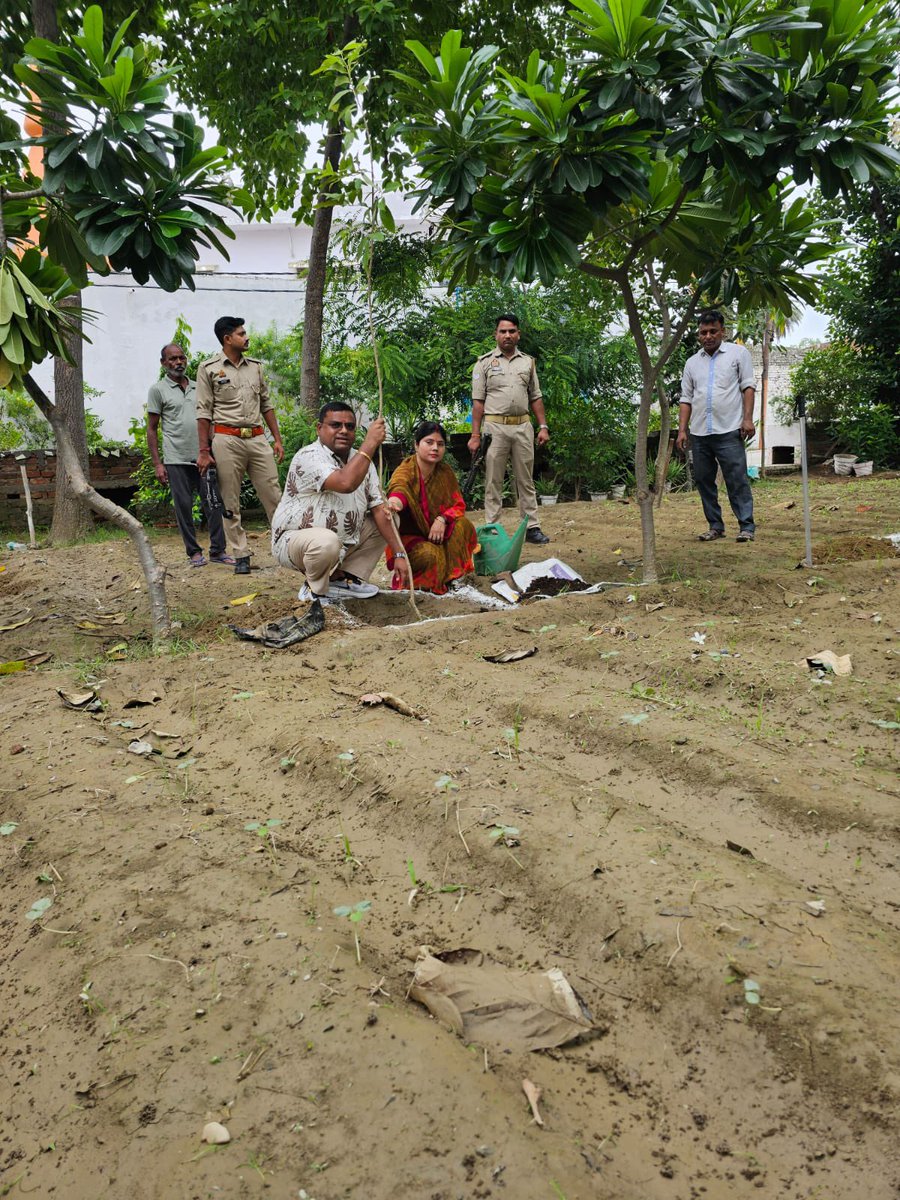 rajbalabjpmla's tweet image. &apos;एक पेड़ माँ के नाम&apos; अभियान के अन्तर्गत आज 09 जुलाई, 2025 को उत्तर प्रदेश नए कीर्तिमान स्थापित कर रहा है ।

इसी क्रम में आज अभियान का हिस्सा बनते हुए विधानसभा क्षेत्र में पौधारोपण कर पर्यावरण संरक्षण में अपना योगदान दिया ।

#एक_पेड़_मां_के_नाम #mlarajbalasingh #MYogiAdityanath