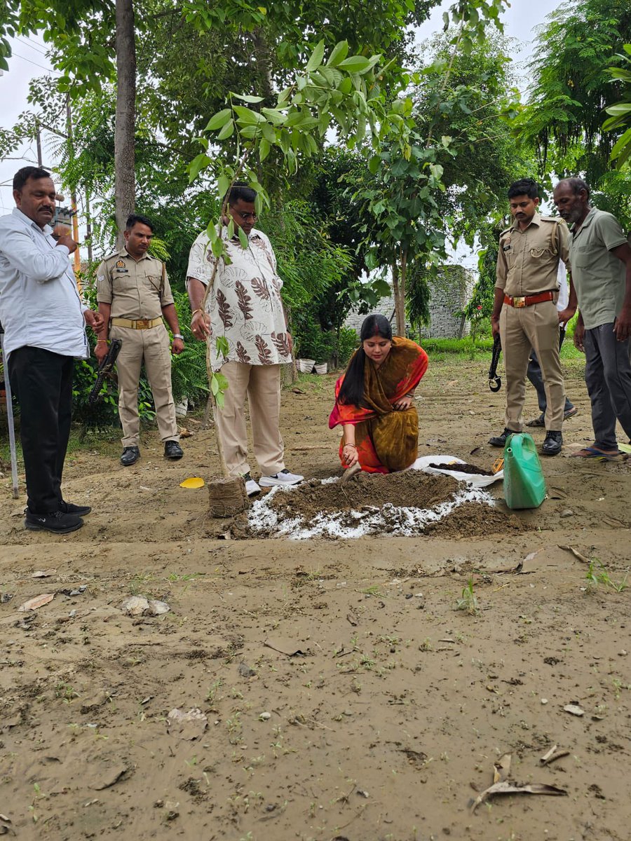 rajbalabjpmla's tweet image. &apos;एक पेड़ माँ के नाम&apos; अभियान के अन्तर्गत आज 09 जुलाई, 2025 को उत्तर प्रदेश नए कीर्तिमान स्थापित कर रहा है ।

इसी क्रम में आज अभियान का हिस्सा बनते हुए विधानसभा क्षेत्र में पौधारोपण कर पर्यावरण संरक्षण में अपना योगदान दिया ।

#एक_पेड़_मां_के_नाम #mlarajbalasingh #MYogiAdityanath